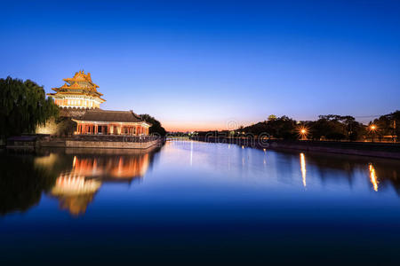 夜幕中的北京护城河