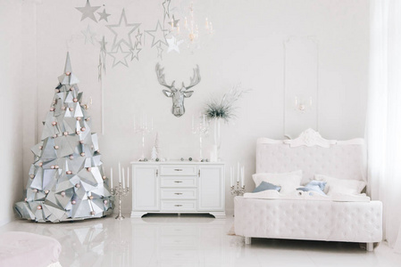 一个美丽的客厅，装饰着圣诞树和礼物。 新年贺卡的美丽背景