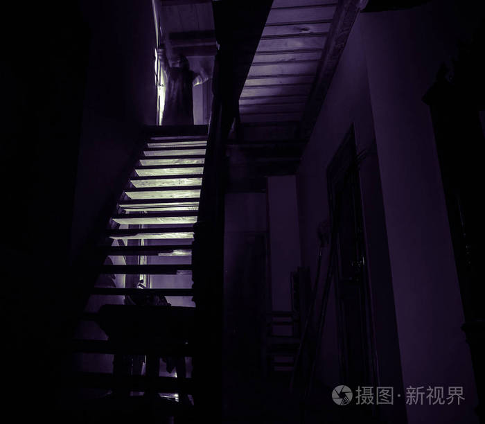 在旧的令人毛骨悚然的废弃豪宅里.