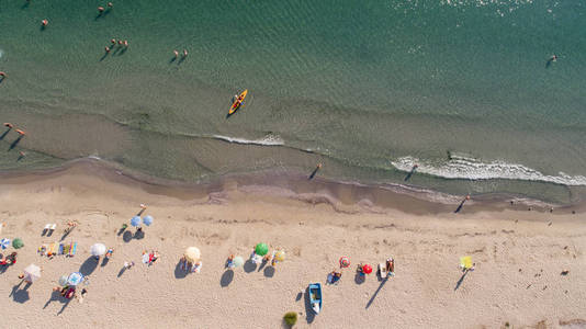 与游客一起俯瞰沙滩。 人们聚集在海滩上放松