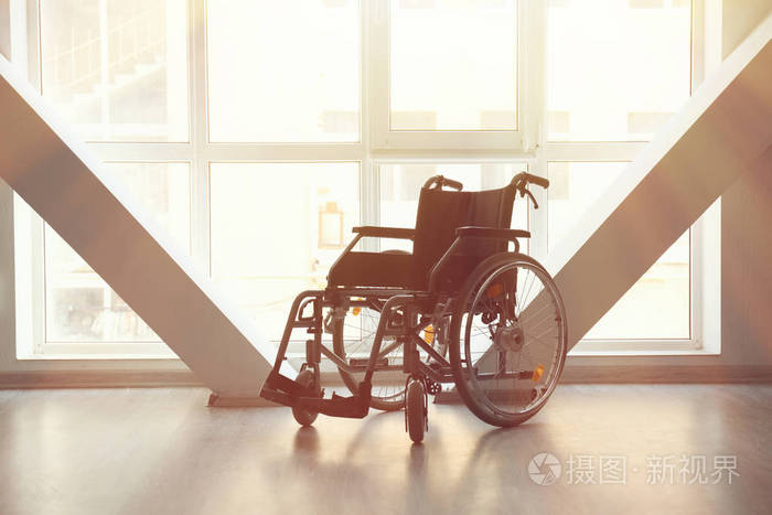 空荡荡的现代轮椅在室内照片-正版商用图片13whzs-摄