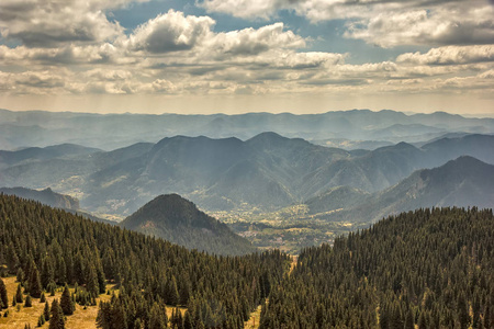 山地景观。 从山顶到山谷的全景