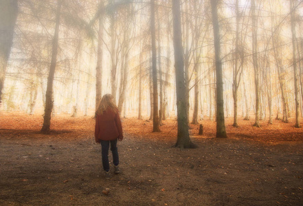 秋天的女孩，雾中的森林，背面拍摄的女孩，戴着围巾的秋天，户外，梦幻，美丽的秋天概念