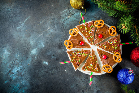 有趣的圣诞三明治以驯鹿和圣诞树的形式复制空间顶部视图。 儿童早餐的创造性想法