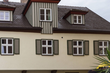 在德国南部的一个历史城市巴伐利亚，夏天，古老的木制框架建筑，有窗户门和装饰，是一个浪漫的地方，可以度假，甚至放松时间