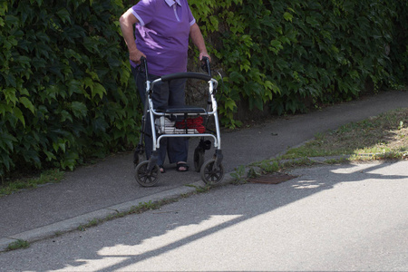 在德国南部的村庄里用滚筒的老妇人。