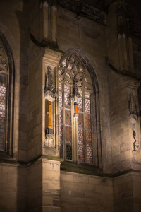 11月秋夜在德国南部一个历史城市的天主教堂，靠近慕尼黑和斯图加特
