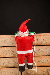 玩具圣诞老人试图爬墙