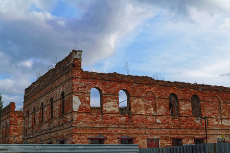 尼兹尼塔吉尔斯维尔德洛夫斯克地区老镇一座历史性红砖建筑的碎片