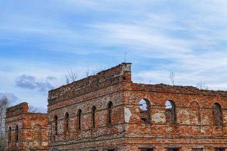 尼兹尼塔吉尔斯维尔德洛夫斯克地区老镇一座历史性红砖建筑的碎片