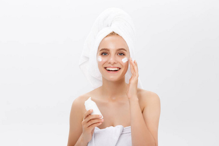 美容青春肌肤护理理念美丽的白种女人脸上的肖像持有和呈现奶油管产品。美丽的水疗模型女孩与完美的新鲜干净的皮肤白色背景