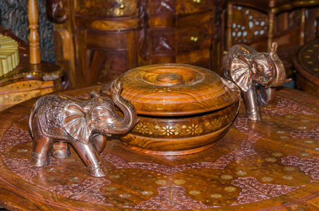 木桌圆壶，金属象