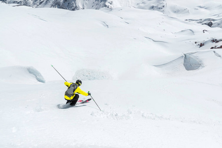 一个滑雪者在速度骑在一个下雪的斜坡自由式滑雪。冬季极限运动的概念