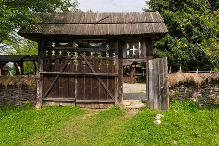 来自罗马尼亚北部Maramures地区的传统手工木制雕刻大门。