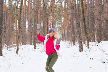自然和人的概念滑稽的年轻金发女子在冬季公园的肖像