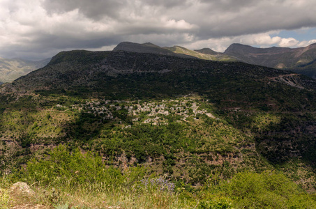在海拔1200米的巴罗斯山上的传统希腊村庄Kalarrytes的景色北市Tzoumerkaioannina地区单位Epirus