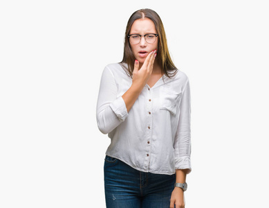 年轻的白种人漂亮的女商人戴着眼镜，戴着孤立的背景，用手摸着嘴，因为牙痛或牙齿上的牙齿疾病，表情痛苦。牙医的概念。