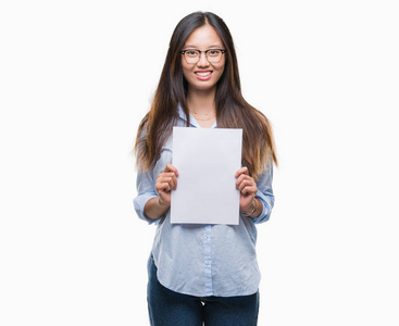 年轻的亚洲女人拿着一张空白的背景纸
