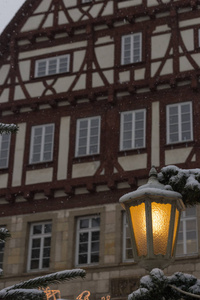 去年12月在德国南部的一个历史城市慕尼黑和斯图加特2市附近的圣诞节市场降雪