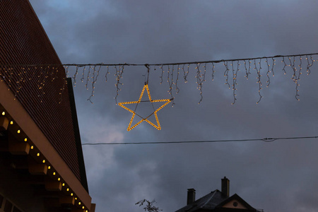 在德国南部历史城市慕尼黑和斯图加特市附近的圣诞节来临市场上，12月的冬季傍晚，蓝色的小时建筑和五彩缤纷的天空