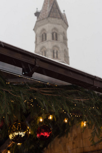 圣诞节市场的降雪，灯光和装饰在德国南部城市慕尼黑和斯图加特附近的一个历史市场，在12月的到来时