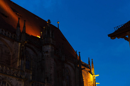 在德国南部历史城市史瓦比希格穆恩德的蓝小时晚上，查索利教堂