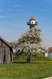 德国乡村的水塔，蓝天，阳光明媚的春天假期