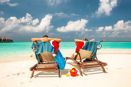 圣诞节在马尔代夫热带海滩的情侣