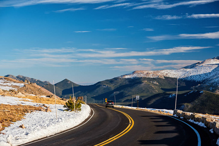 美国科罗拉多州高山冻土带岩石和山脉岩石山国家公园的小径岭公路。