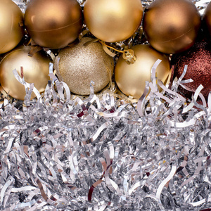 圣诞节的黄金玩具, 银色金属箔背景上的褐色颜色