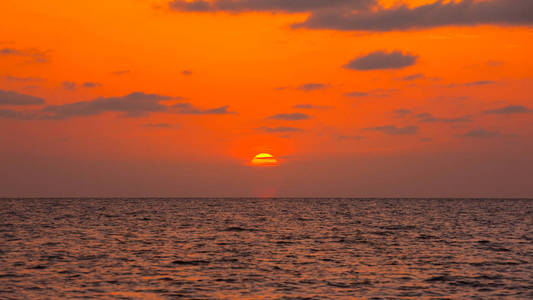 黑海上美丽的日落。 金色海洋日落波蒂格鲁吉亚。