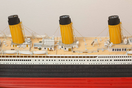 泰坦尼克号的手工模型。 白色背景上分离的泰坦尼克号美丽的手工模型。