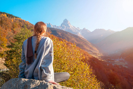 美丽的金发女孩在乌斯巴山的背景下，斯瓦尼季格山。