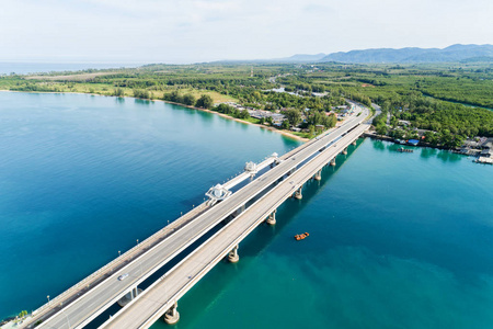 空中无人机拍摄的桥梁与汽车在桥梁道路图像运输背景概念。