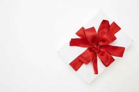 白色背景带红色丝带蝴蝶结的单白色纹理礼品盒