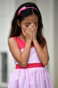 菲律宾少女女性穿裙子悲伤