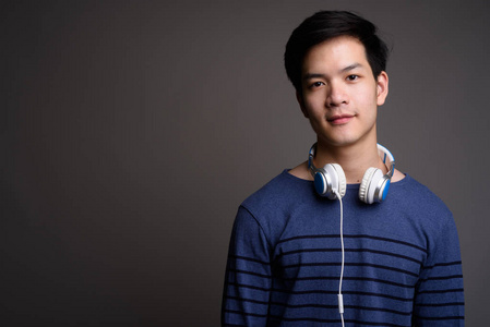 戴耳机的年轻英俊亚洲男人的肖像