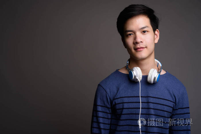 戴耳机的年轻英俊亚洲男人的肖像