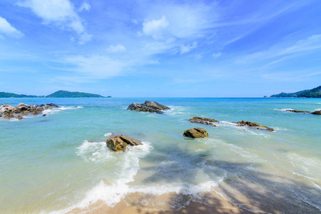 美丽的波浪在海滩，清澈的水，白色的沙子在你的霍利迪在安达曼海普吉岛泰国。