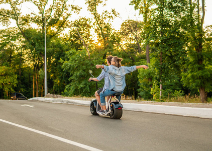 可爱的年轻夫妇驾驶电动自行车在夏季