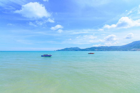 美丽的波浪在海滩，清澈的水，白色的沙子在你的霍利迪在安达曼海普吉岛泰国。