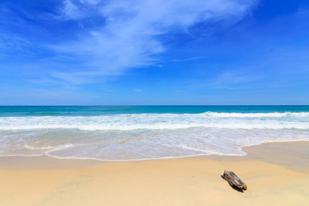 美丽的波浪在海滩，清澈的水，白色的沙子在你的霍利迪在安达曼海普吉岛泰国。