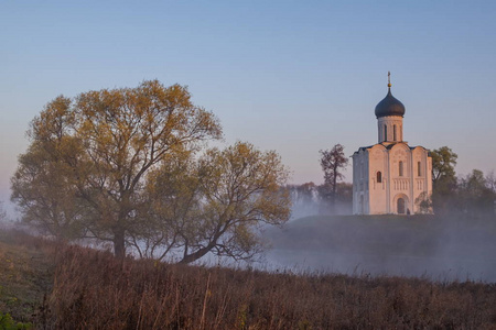 博格罗伊博沃。 代祷的教堂。 早上好。 雾。