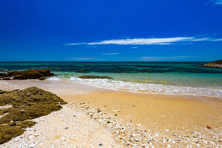 天堂般的安息之地，在海边的沙滩上，沙滩上巨大的巨石