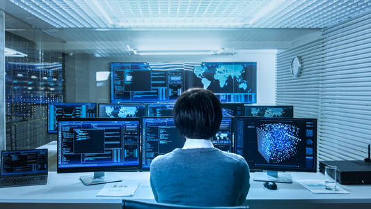 在系统控制数据中心技术人员操作多个屏幕与神经网络和数据挖掘活动。房间是轻的，充满监测与工作神经网络的M。