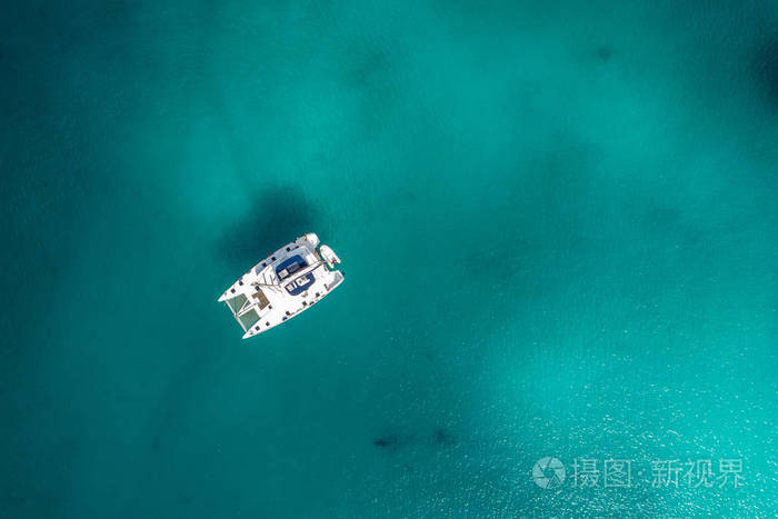 在印度洋的塞舌尔群岛,游艇漂浮在清澈绿松石的海面上