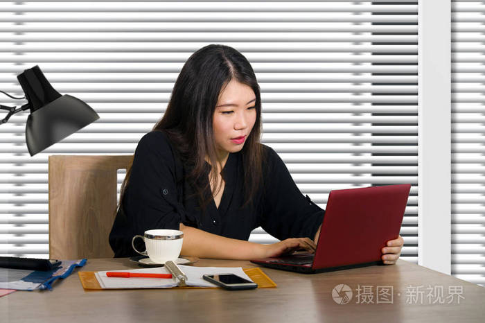 年轻美丽成功的亚洲韩国商界女性在现代办公电脑桌上自信工作女性商业