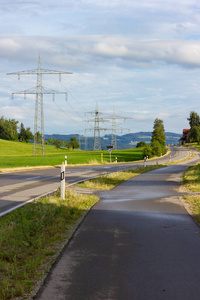 巴伐利亚南德农村夏季输电线路