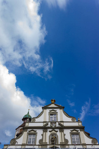 德国南部巴伐利亚的历史屋顶城市立面，在深蓝的天空下，夏日阳光明媚