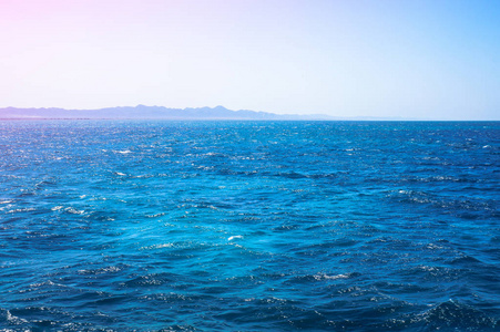 美丽的蓝色海面与天空。 海洋荒芜的孤独主题为背景。 旅游设计股票照片